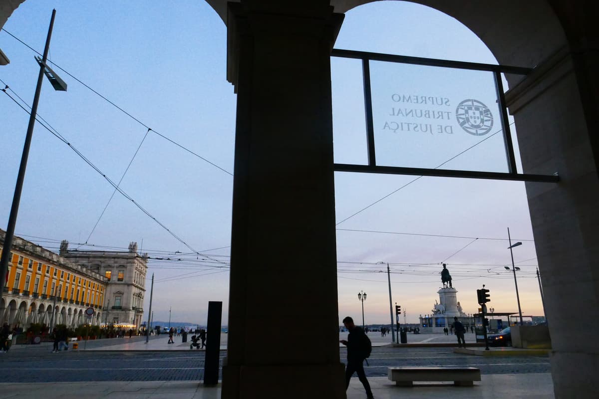 Supremo Tribunal de Justiça espetou três placas fora da lei em pleno Monumento Nacional