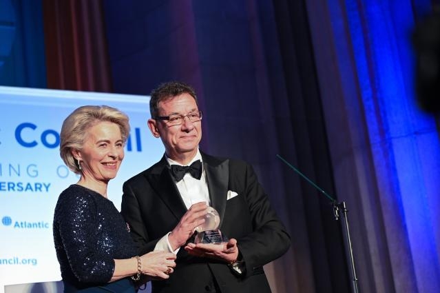 Ursula von der Leye, presidente da Comissão Europeia, e Albert Bourla, presidente da Pfizer